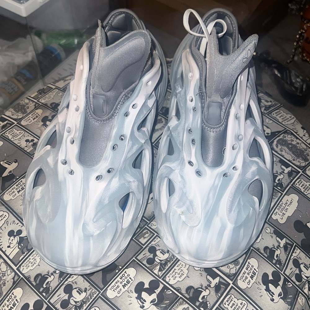 Addias Men Foams size 8 gray and white used